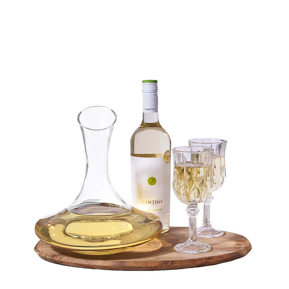 This pinot grigio from Fantini is from Sicily and has a dry, medium-bodied feel with notes of pear, melon, honey, and citrus.